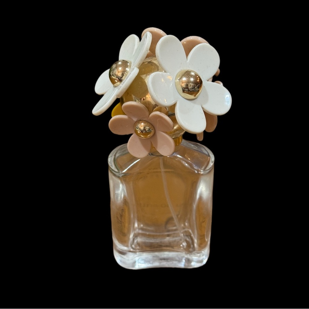 Empty Marc Jacobs Daisy Perfume with Cream and Yellow Floral Cap - Picture 6 of 7